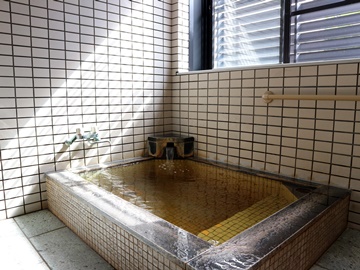 *小浴場/少し茶色ががったぬるめのお湯で、じっくり温まり下さい。