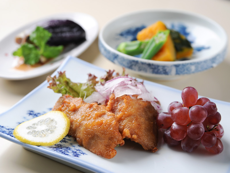 *【夕食一例】地元の味覚を楽しめる、どこか懐かしさを感じられるメニューです