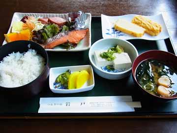 元気な一日の始まりは朝ご飯から！和定食をレストランにてご用意致します。