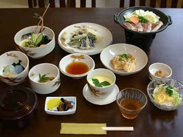 【ご夕食一例】川魚「あまご」の味噌煮・手作り豆腐など…地元ならではの家庭的なお食事が並びます。
