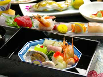 山の幸・海の幸など約10品の会席料理になります