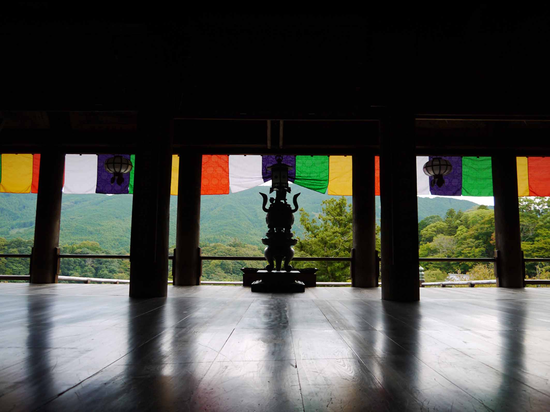 【奈良・長谷寺の境内】荘厳な境内の中からのぞく、山々の景色。