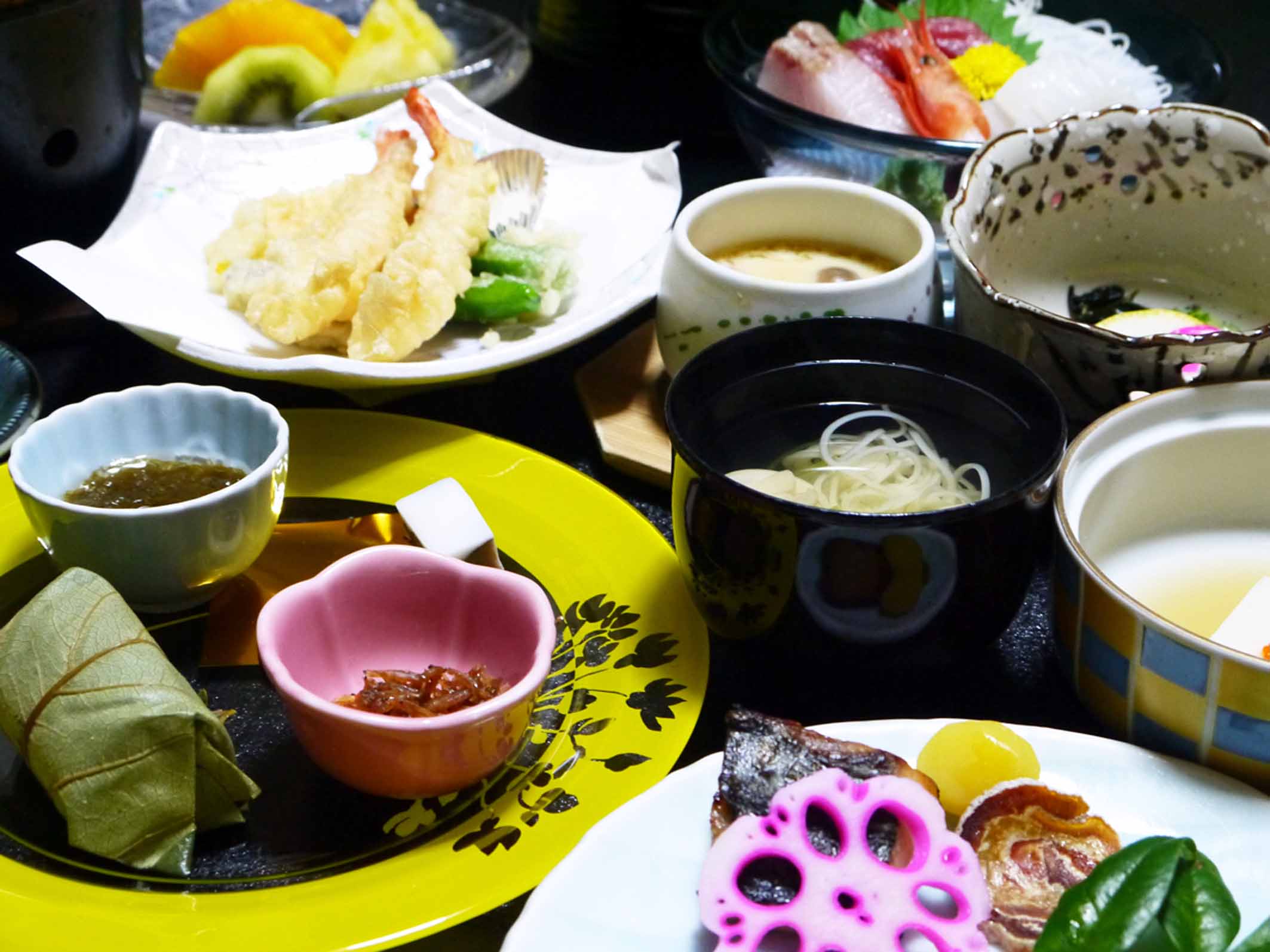 【夕食】定番の柿の葉寿司や三輪そうめん、奈良漬など奈良らしい郷土料理も！