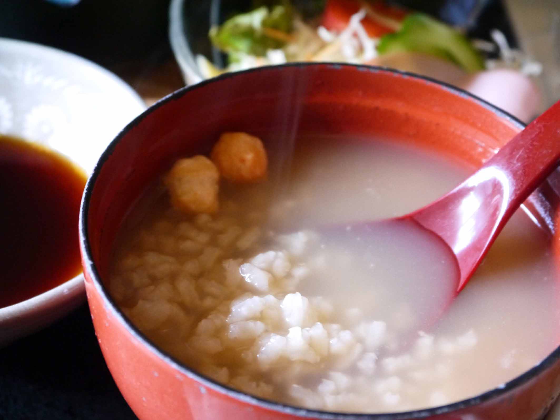 【和朝食】ほうじ茶香る奈良名物の茶粥や、奈良漬をお出し致します。