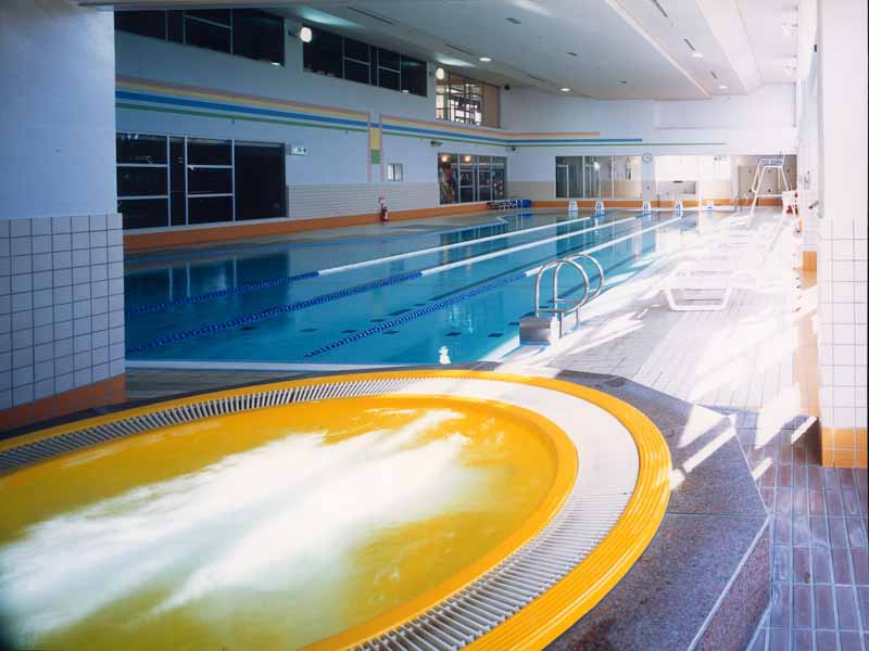 施設内には天然温泉プールもあり、宿泊者の方は保険料の３００円のみで利用できます。
