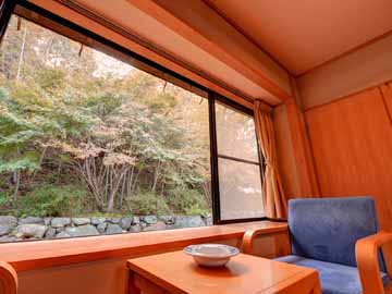 *和室10畳(客室一例)/大きな窓からは当館の庭を一望。安らぎを覚える特別な休日をお過ごし下さい。