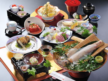豊富な海の幸と地元の採れたて野菜を使った会席料理をご用意致します。
