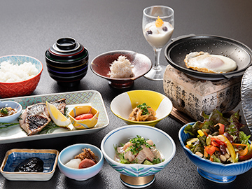 *朝食一例：旅館ならではの和朝食