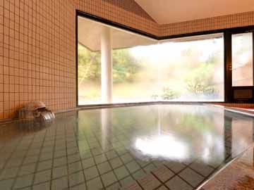 *大浴場/大きな窓からは緑豊かな庭園が広がります。四季折々の景観を愉しみながら入る湯浴みを満喫下さい。
