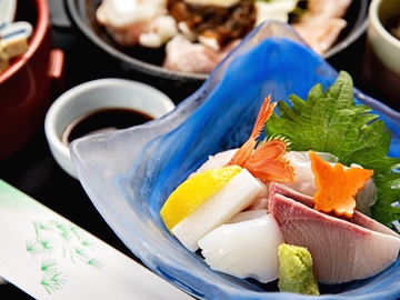 *【夕食】良寛会席：お造りや蒸し物など仕入れた食材を丁寧に調理（一例）