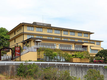 外観/円通寺公園内の小高い丘に佇む当館。瀬戸内海の美しい景色を愉しみながら、新鮮な海の幸に舌鼓。