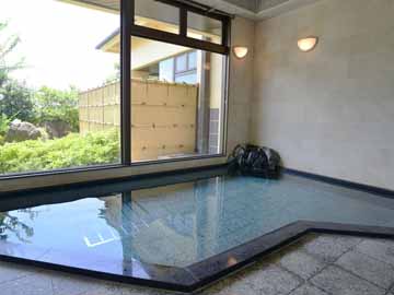 *備長炭入りのお風呂。やさしい湯ざわりに癒しのひと時。（夜は23時迄、朝は6時～9時迄ご利用頂けます）