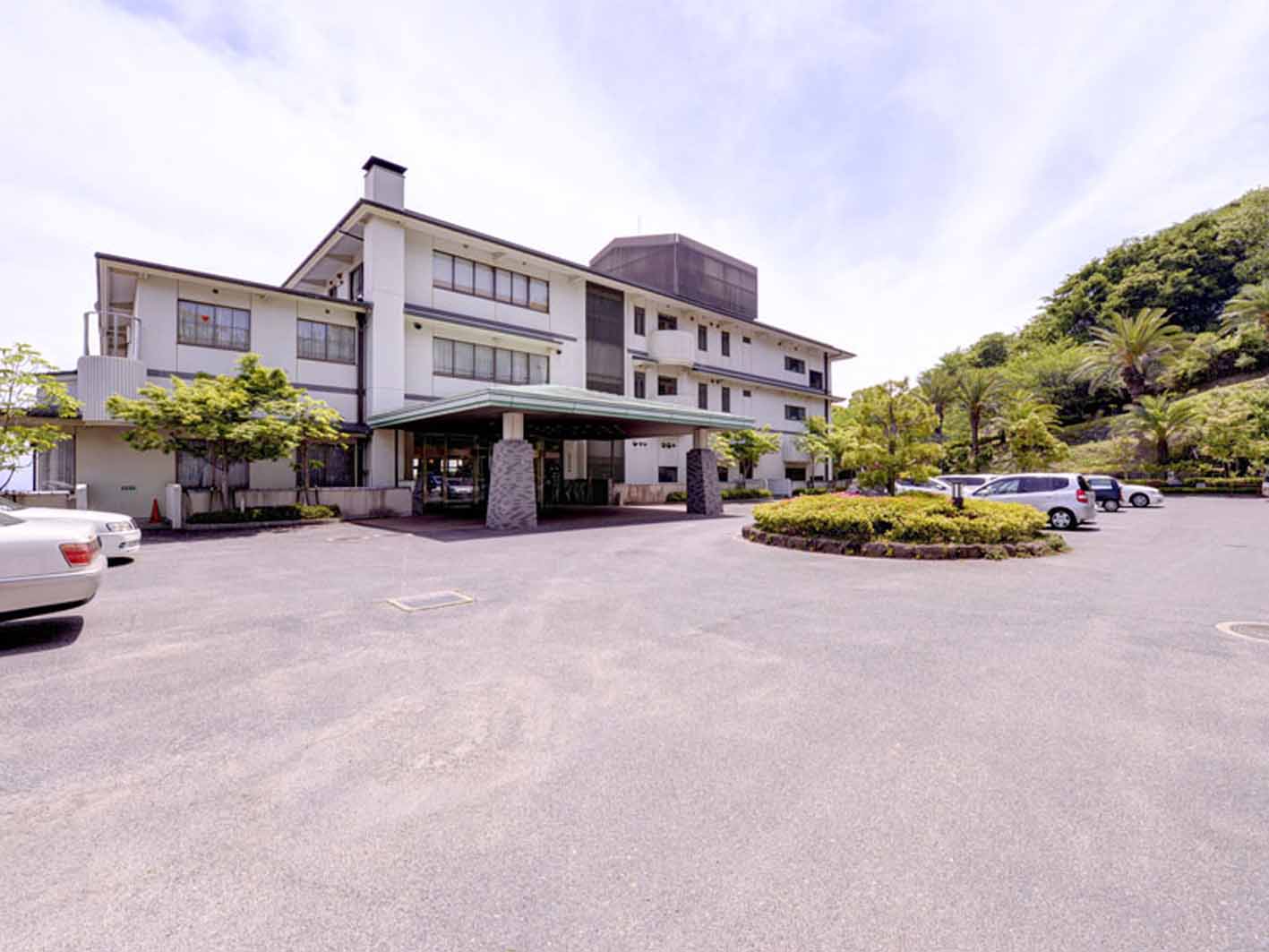 *円通寺公園内の小高い丘に佇む当館。瀬戸内海の美しい景色を愉しみながら、新鮮な海の幸に舌鼓。