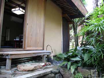 歩くと軋む木の音に耳を傾けたり、坪庭で安らいだり…使い込まれた良さを残した日本家屋がここにあります。
