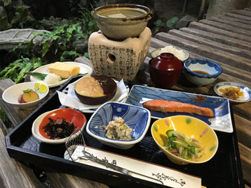 女将が心をこめた京の朝ご飯をご用意致します。湯豆腐やお漬物など、京の奥深い味をお部屋にて堪能下さい。