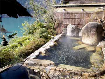 【露天風呂】十津川の自然に囲まれた露天風呂。ついつい長湯してしまう心地よさです♪