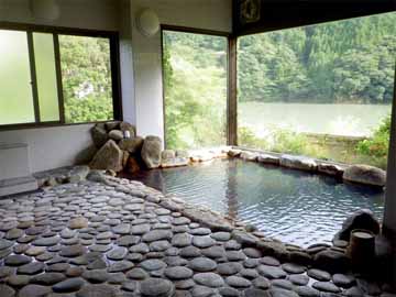 【内湯】大きな窓からは湖と山がご覧いただけます。深い緑で心身ともにリラックス…♪