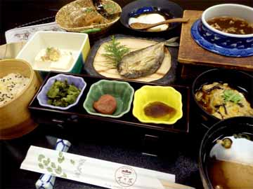 【朝食一例】朝食は広間にて温泉茶粥、山菜の卵とじなどヘルシーな和朝食をご用意致します。