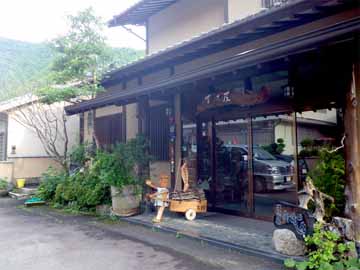 【外観】十津川温泉郷にたたずむ宿。静かな立地で料理と温泉をお愉しみください。