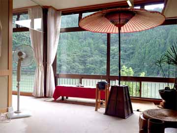 【館内】館内からも湖と山々がご覧いただけます。