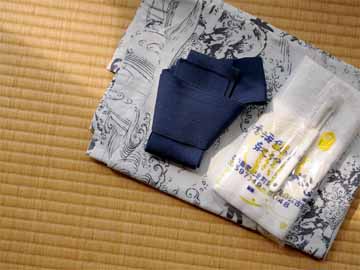 お部屋には浴衣・歯ブラシセットを準備しております。