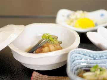 その日にあがった新鮮な魚介類を使ったお料理を目と舌で味わって下さい。(一例)