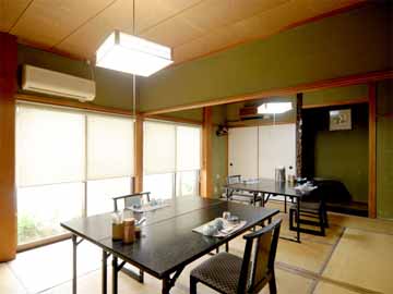 お食事は広間又は個室にてご用意致します。