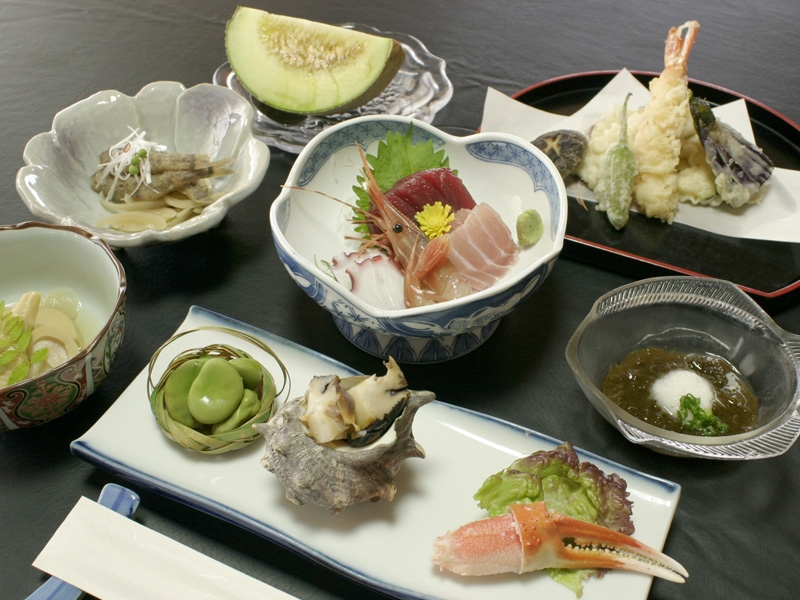 *【夕食全体】地元で揚がる海の幸を中心とした、お食事をご用意させて頂きます。