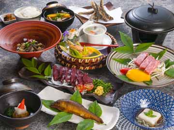 【夕食一例】女将が一つ一つ心を込めた季節の会席料理です!目・香り・味・・・五感で楽しむ料理をどうぞ。