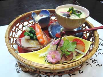 ご夕食一例◇旬の素材を使用した前菜。