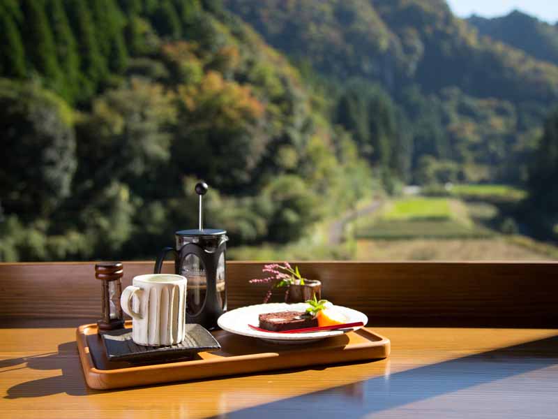 カフェ1階 ほたるの雫でコーヒーや紅茶を飲みながら、お寛ぎいただけますよ♪