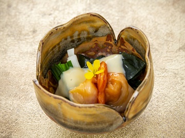 目でも舌でもお愉しみいただける季節の一品。