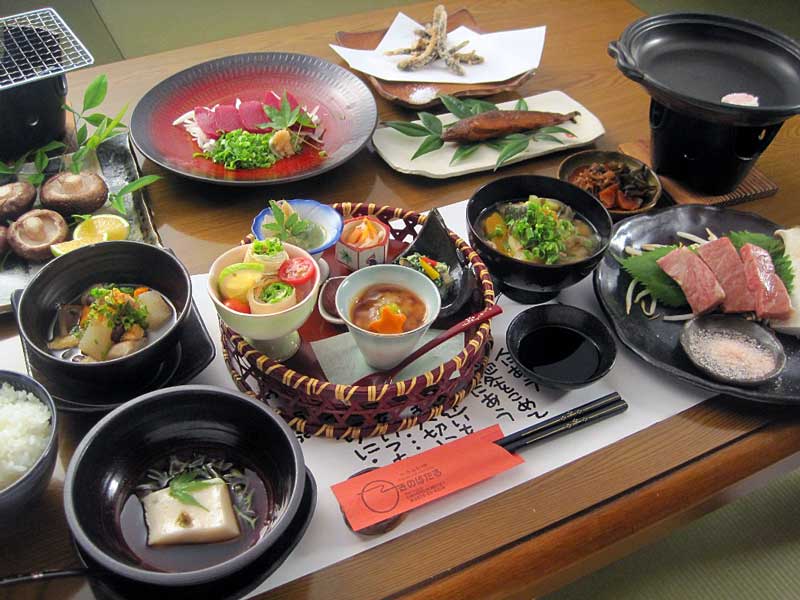 *【夕食一例】その時々の旬の食材と自家製のお米・野菜を使ったお料理は安全で美味。