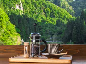 【カフェ】山々を眺めながら飲む挽きたての珈琲は、普段の味とは格別です。特別な時間をご堪能ください。