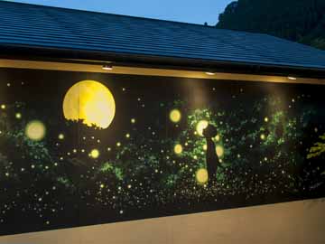 【外観】ロールペイントアーティストであるさとうたけしさんによるアート。美しくも儚い光に癒されます。