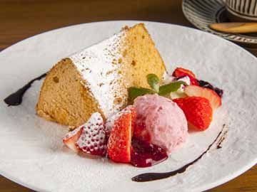 【カフェ】地元産の材料や体にやさしい素材を使ったナチュラルスイーツもご用意。