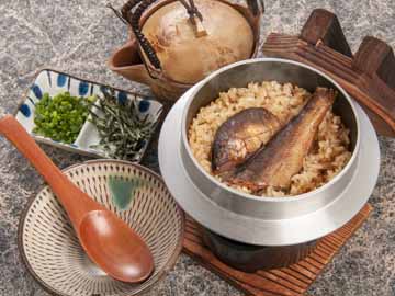 【鮎めし】鮎の甘露煮をそのまま楽しんだあとは、アツアツの釜ご飯にのせて贅沢な味変♪