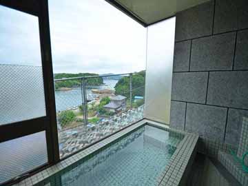 壱岐の海・山を展望できる自慢のお風呂です。