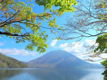 *【男体山】男体山は中禅寺湖の北岸にそびえ、雄大な姿を見ることができます。