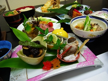 *【夕食一例】地元の食材、当館で獲れた食材や季節の旬の食材を使った郷土料理をお愉しみいただけます