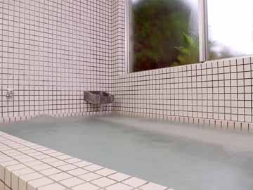 【お風呂】当館のお湯はハチ北温泉のお湯を引いています。ほっこり温泉で疲れを癒して下さい＾＾