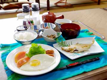 【朝食一例】朝は焼き魚や目玉焼きをメインとした朝食をご用意致します。