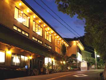 【外観：夜】『料亭門前屋』は創業100年以上の料理旅館です。