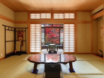 *【和室】四季折々の庭園美を望む、趣ある純和風客室。