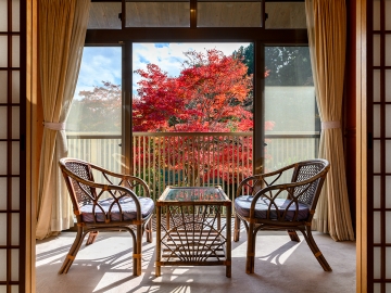 *【和室】大きな窓越しに四季を楽しむ、心ほどける穏やかな滞在時間。