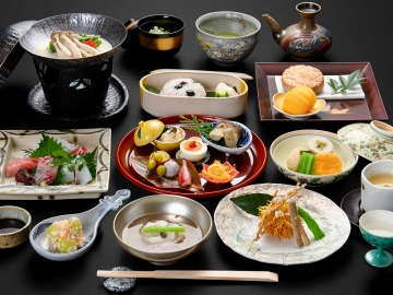 *【夕食】グレードアップ［秋］／秋の恵みをふんだんに盛り込んだ、より贅沢な京風茶懐石。