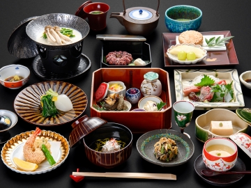 *【夕食】グレードアップ／スタンダードよりお品数や盛り合わせを増やした、贅沢な懐石料理です。