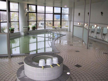 *【風呂】季節の自然の表情を、ゆったりお湯につかりながらお楽しみいただける剣淵温泉。