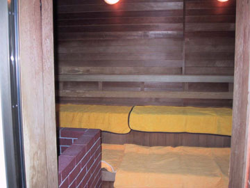 *【サウナ】窓越しから日本庭園を眺められる大浴場には、サウナ室も完備。