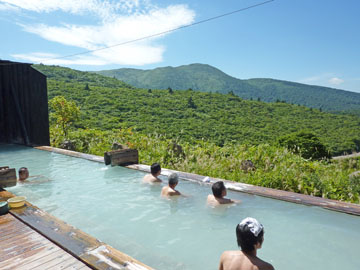 *【露天風呂】目の前に広がる、雄大な光景とともに温泉を楽しむ。